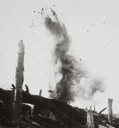 Das Bersten unserer hochexplosiven Granaten, dem nichts standhalten konnte, zerschmettert die deutschen Verteidigungen